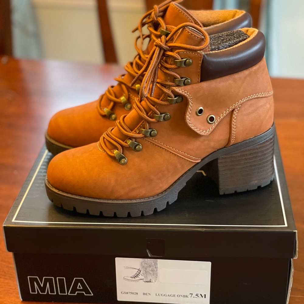 Brand new Mia Boots